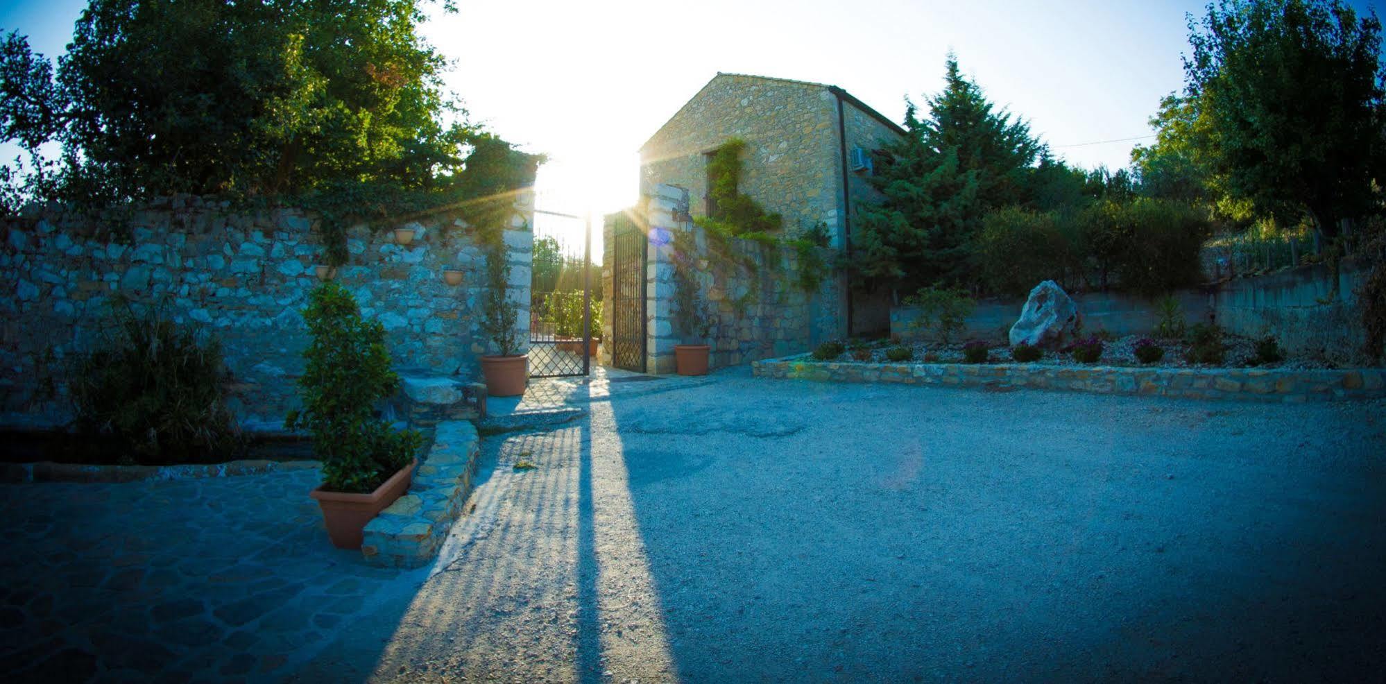 Гостевой дом Agriturismo Sant'Agata Пьяна-дельи-Альбанези Экстерьер фото